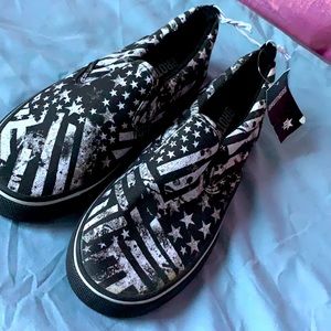 BRAND NEW BOYS CANVAS SHOES SIZE 4 NEW WITH TAGS